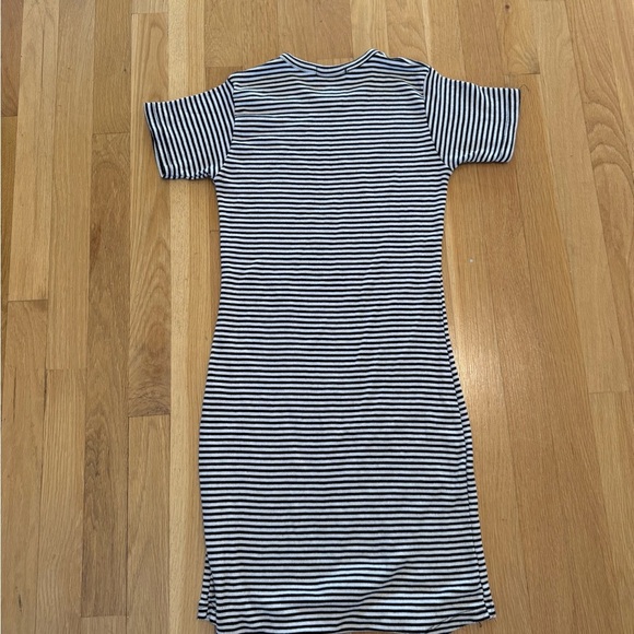 Brandy Melville Throwback OG striped t-dress white + navy stripes one size - Picture 7 of 9
